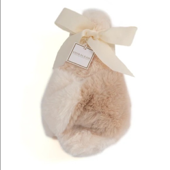 NWT. Shiraleah Ivory Stowe Slippers with Gift Packaging Ribbon. Size S/M. - Picture 2 of 3